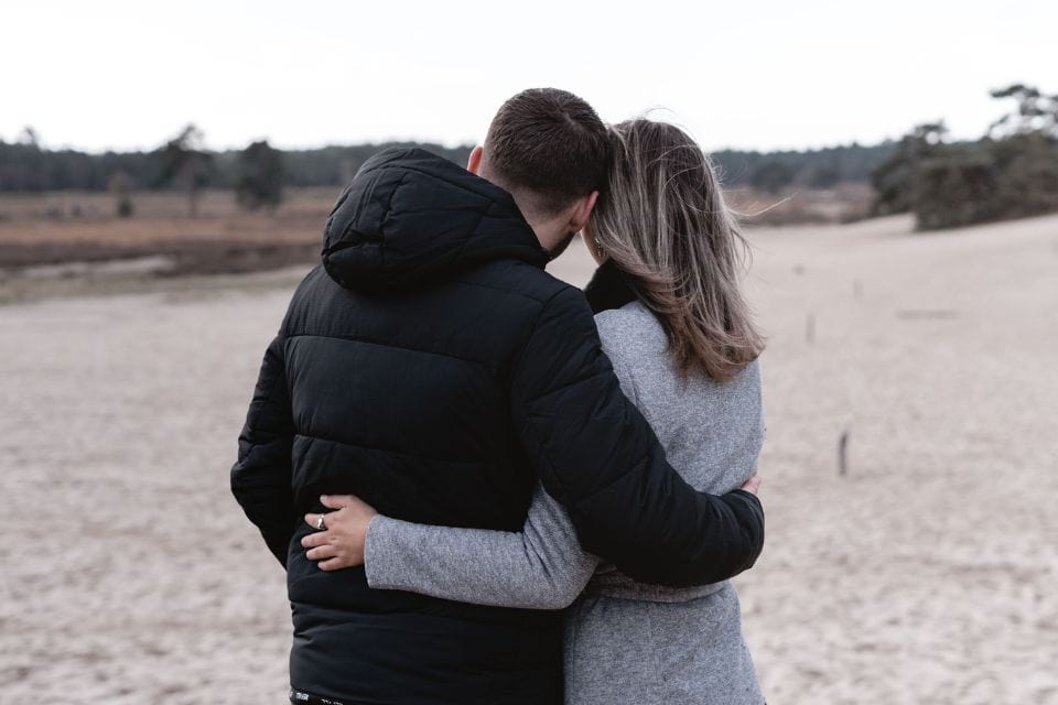waarom knuffelen zo belangrijk is: wat liefdevolle aanraking doet bij stress en somberheid